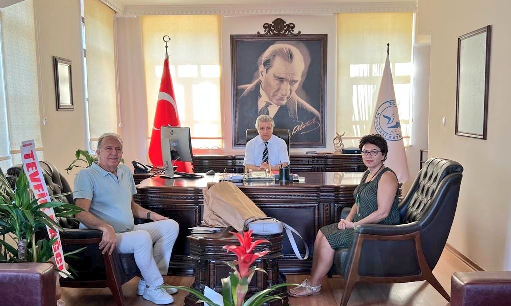 Kuşadası Eğitim ve Geliştirme Vakfı Başkanı ve Müdürü Kaymakamımıza Hayırlı Olsun Ziyaretinde Bulundu
