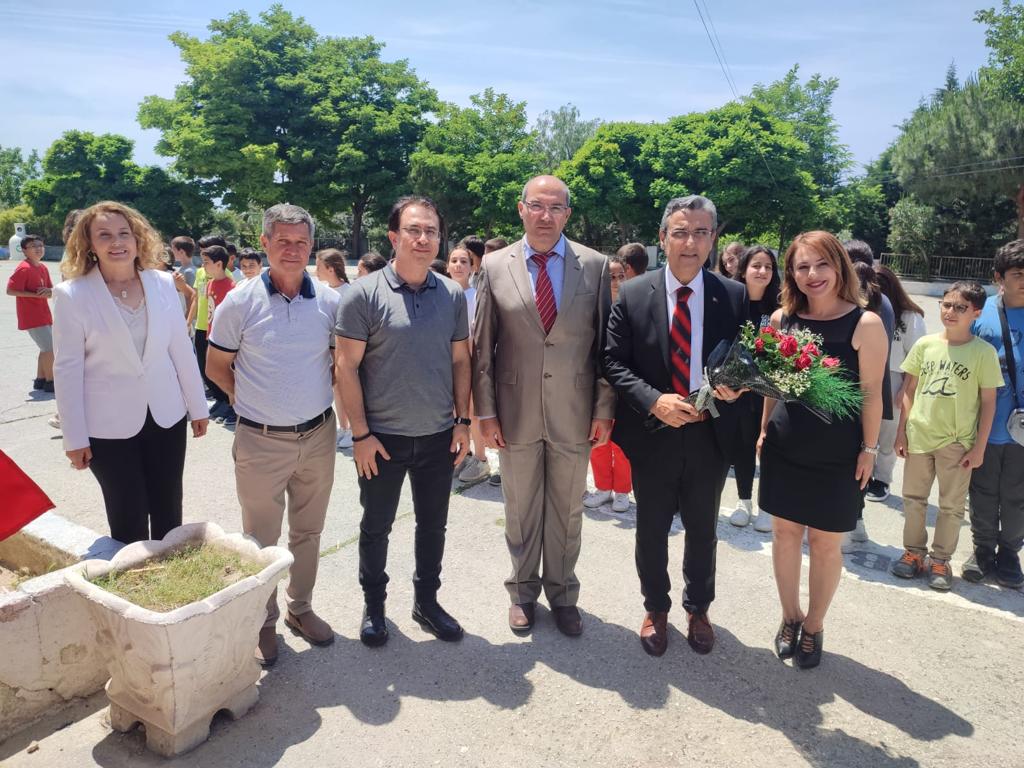 Soğucak Ortaokulu'nda "küçücük yüreklere kocaman gülümseme" sloganıyla hayırseverlerin de destek vermiş olduğu kütüphane açılışı gerçekleştirildi